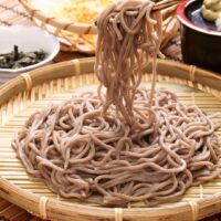 食物繊維と栄養豊富なざるそばとヘルシーな薬味｜健康的ダイエットに最適な一皿