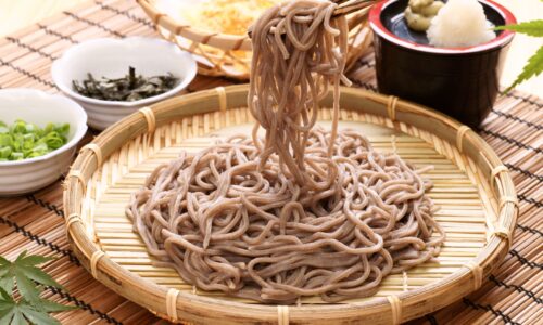 食物繊維と栄養豊富なざるそばとヘルシーな薬味｜健康的ダイエットに最適な一皿