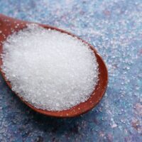 産後の女性が糖質制限ダイエットのために栄養バランスを意識した食事を準備している様子。