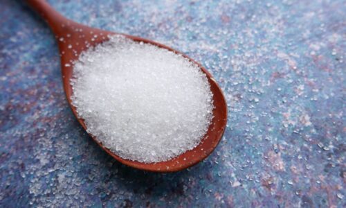 産後の女性が糖質制限ダイエットのために栄養バランスを意識した食事を準備している様子。