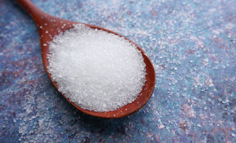 産後の女性が糖質制限ダイエットのために栄養バランスを意識した食事を準備している様子。