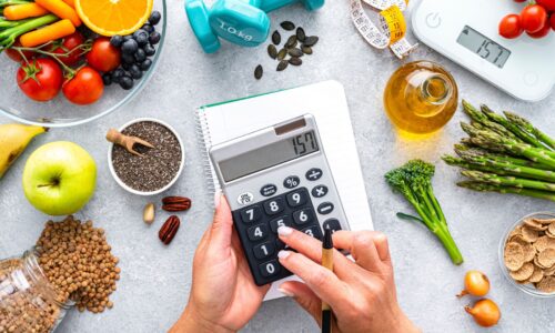 食材と電卓でカロリー管理をしている産後ダイエット中の女性の手元