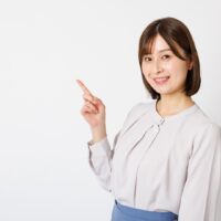 産後ジョギングの再開時期について解説する笑顔の女性