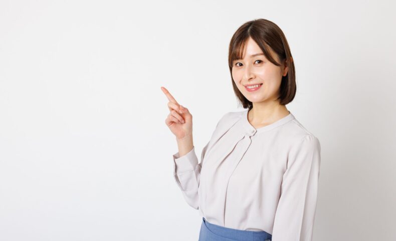 産後ジョギングの再開時期について解説する笑顔の女性