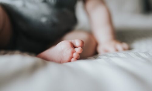 close-up photography of baby's foot