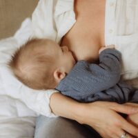 授乳中の母親が赤ちゃんに優しく母乳を与えている様子