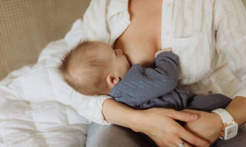授乳中の母親が赤ちゃんに優しく母乳を与えている様子