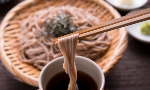 十割そばをつゆにつけて食べる様子｜産後ダイエットに効果的な低GI食品