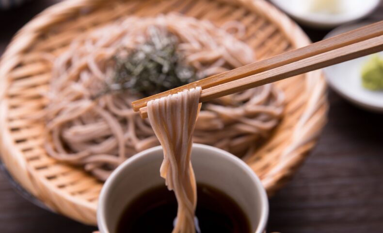 十割そばをつゆにつけて食べる様子｜産後ダイエットに効果的な低GI食品