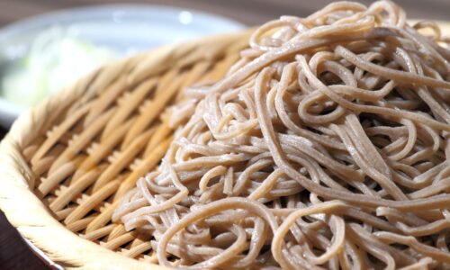 竹ざるに盛られた十割そば｜産後ママに人気のシンプルなダイエット食