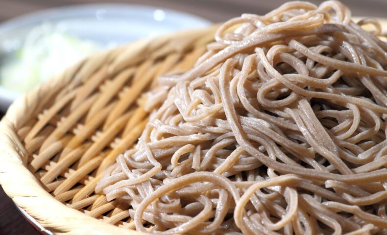 竹ざるに盛られた十割そば｜産後ママに人気のシンプルなダイエット食